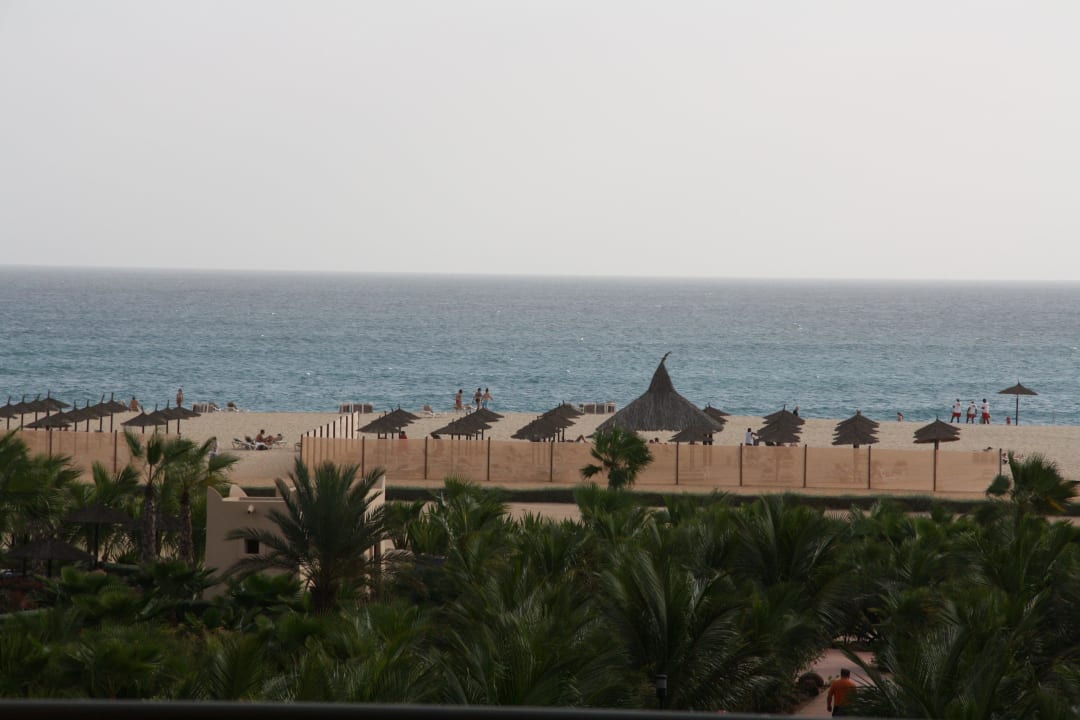 Zbliżenie z pokojowego balkonu na plaże Hotel Riu Touareg