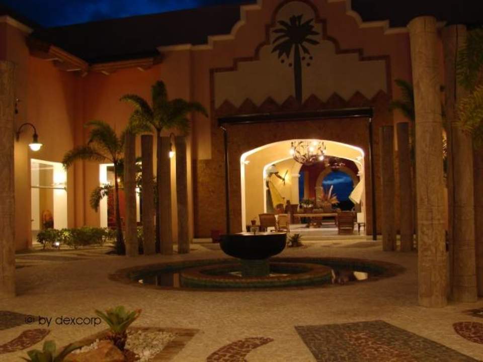 Innhof der Lobby mit Blick zum Hauteingang Iberostar Waves Bahia