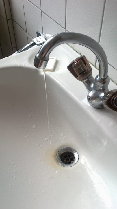 Wasser rinnt ständig im Badezimmer Hotel-Pension Central