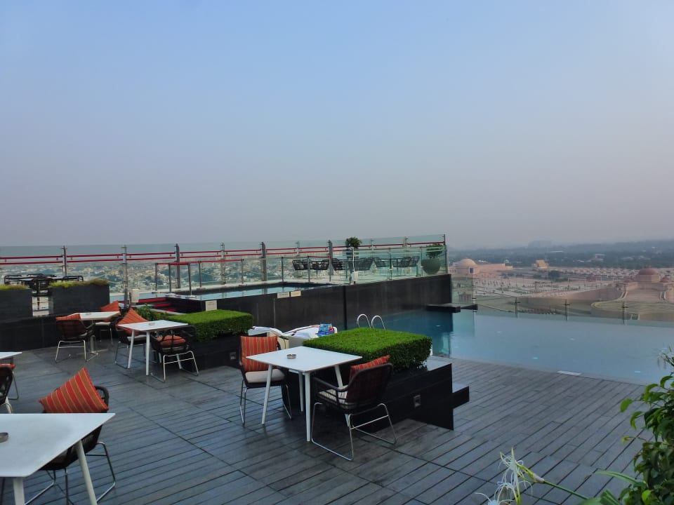 Pool Renaissance Lucknow Hotel