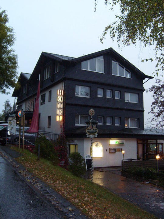 Haupthaus von der Straßenseite Hotel Lahnblick
