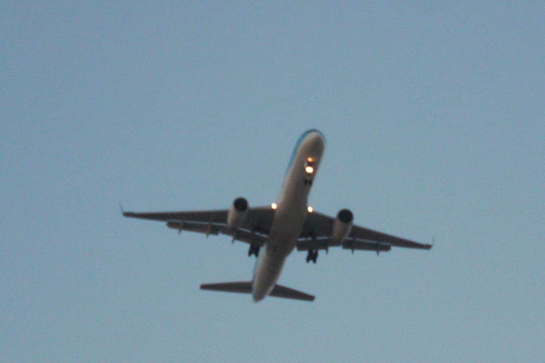 So tief fliegen die Flugzeuge über das Hotel Charmillion Club Aqua Park