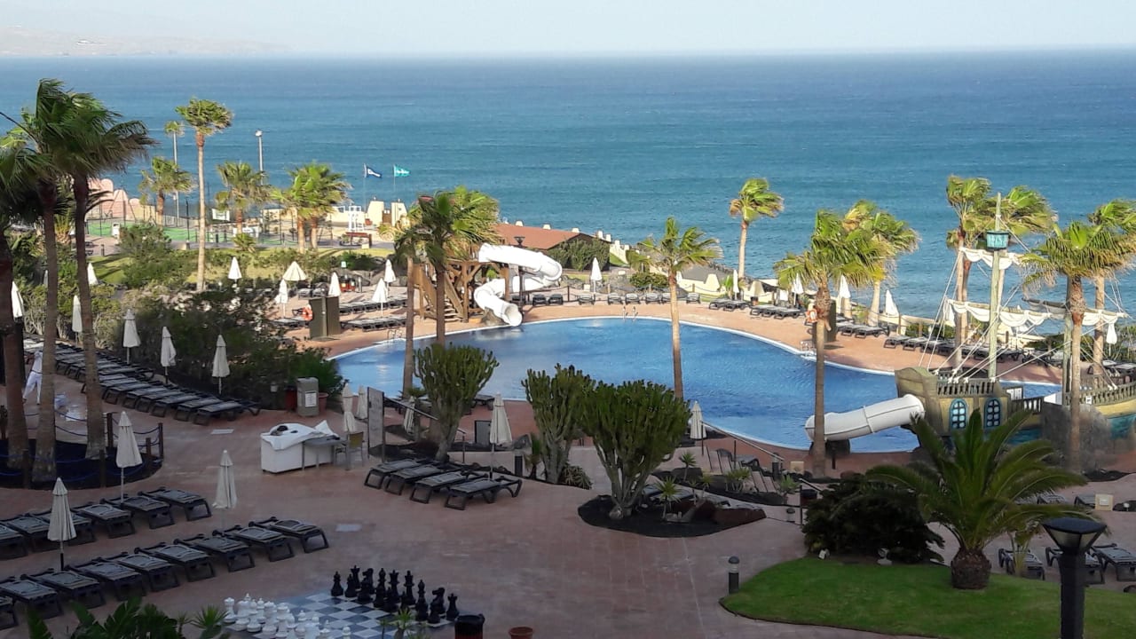 Blick vom Zimmer auf einen Pool. H10 Tindaya