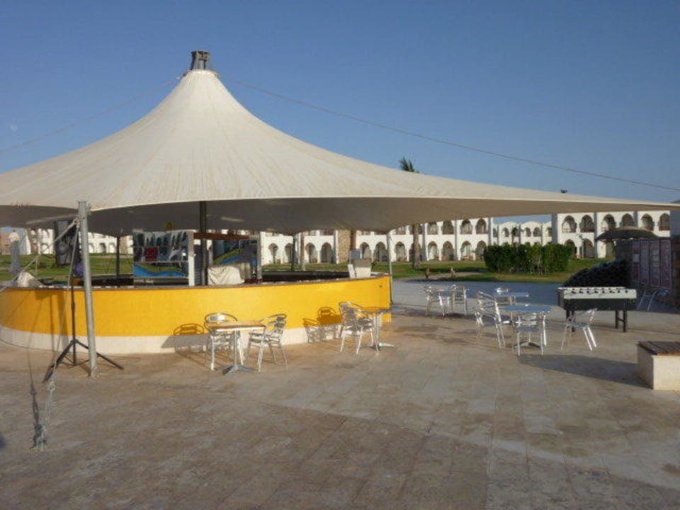 Poolbar mit Alustühlen Hotel Gorgonia Beach Resort
