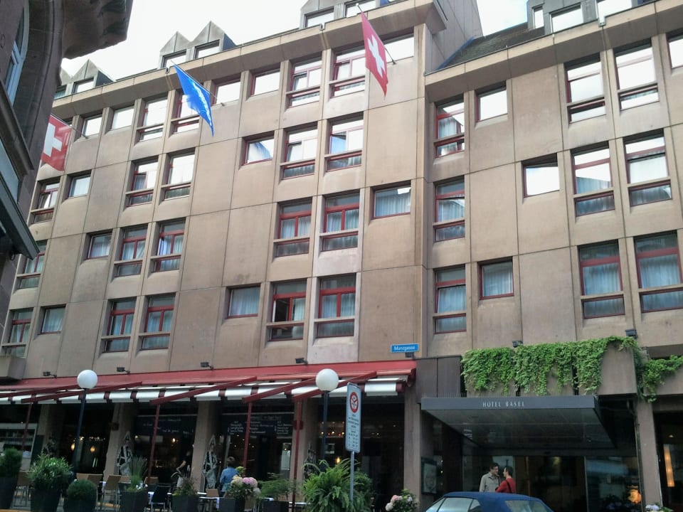 Blick von außen mit Terrasse Hotel Basel - Da wohnen, wo Basel lebt!