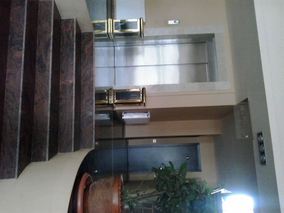 Kuriozum - strome schody do windy (wciąż zepsutej) Snow Plaza Hotel