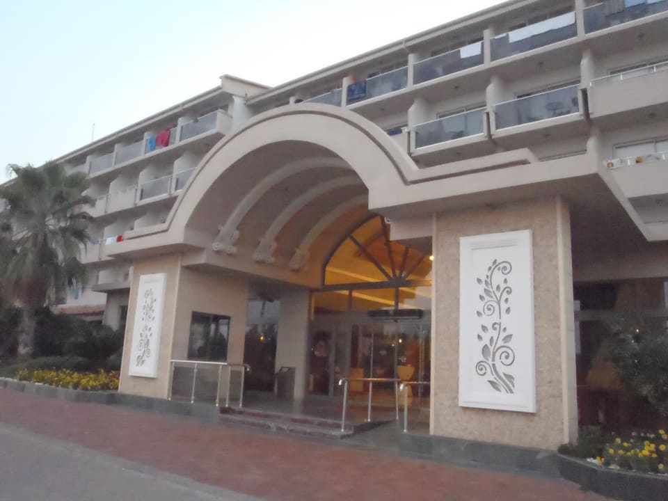 Hoteleingang Seaden Corolla Hotel