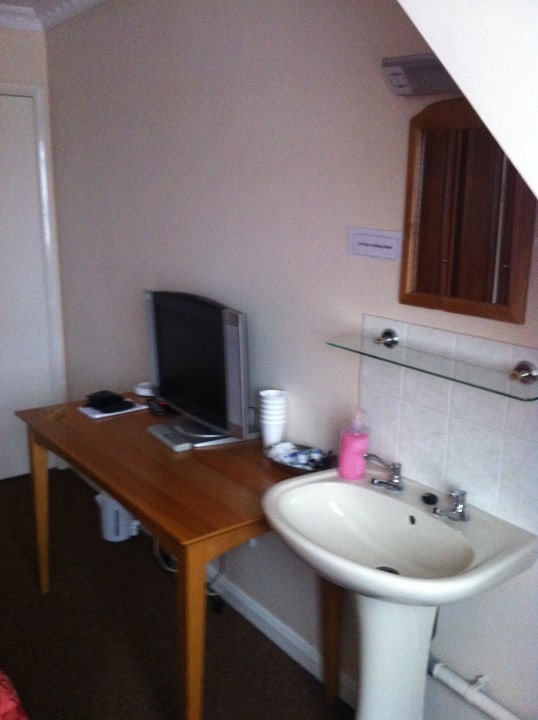 Fernseher und Waschbecken Hotel Heathrow Inn