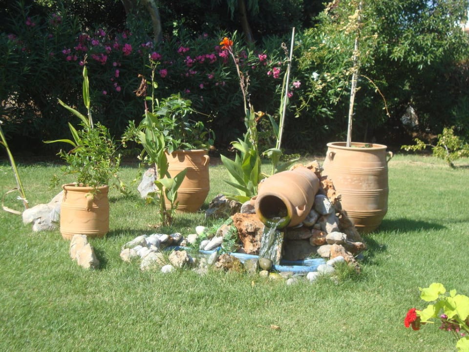 Vor dem Hotel Anissa Beach & Village