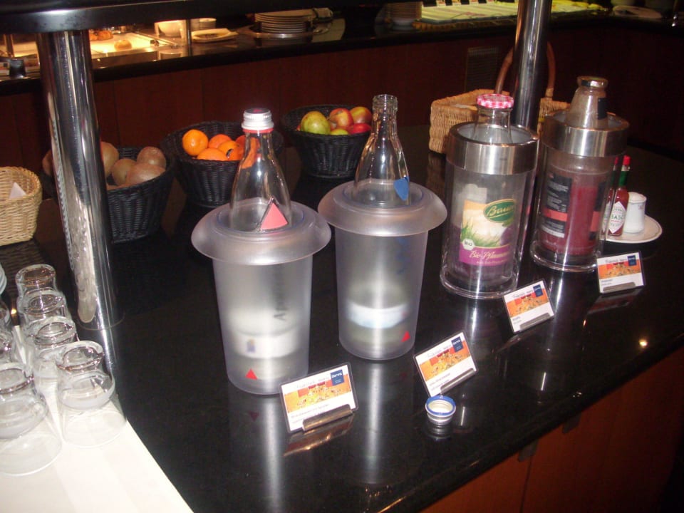 Teil vom Frühstücksbüffet. Im Hintergrund Obst.   Hotel Dorint Charlottenhof Halle