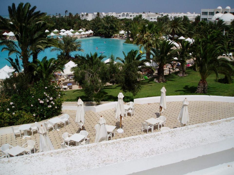 Blick vom Balkon auf den Pool Hotel Royal Garden Palace