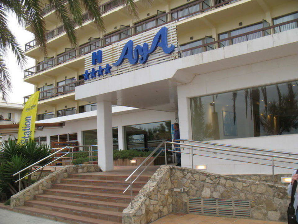 Der Hoteleingang und seitlich die Rampe für Rollst AYA Seahotel - Adults only