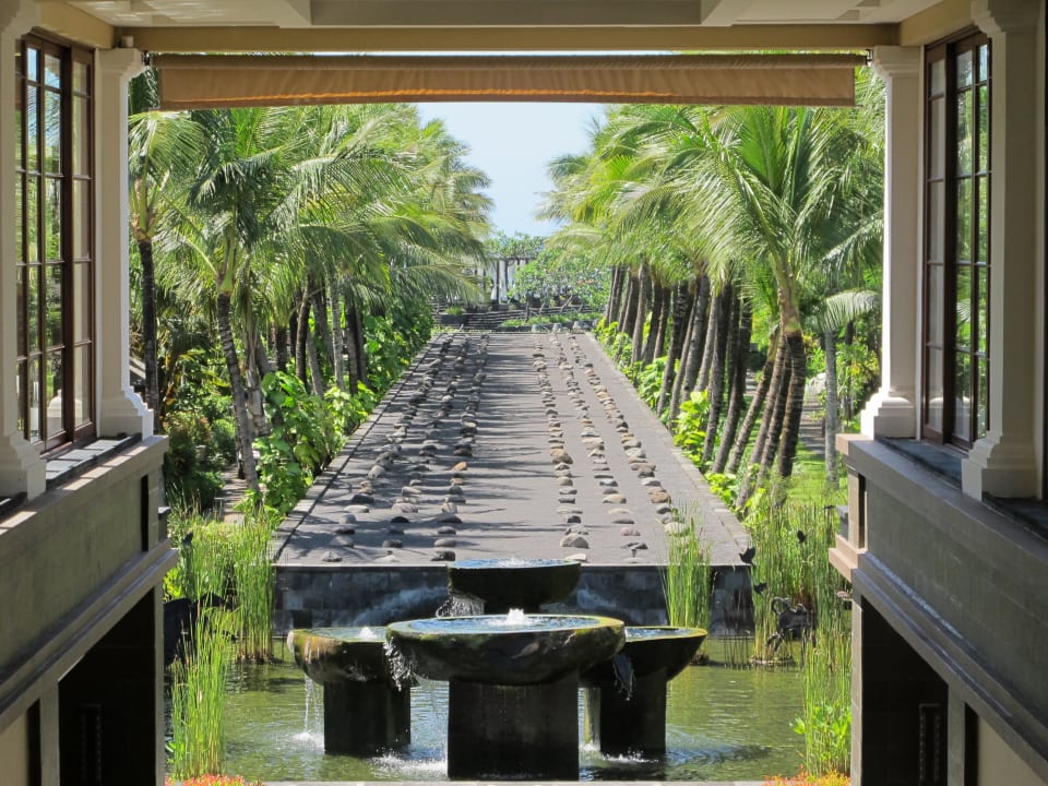 Im Lobbybereich, Weg zum Pool The St. Regis Bali Resort