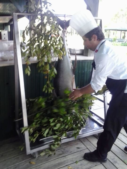 Thunfisch wird tischfertig gemacht Royal Atlantis Beach Hotel
