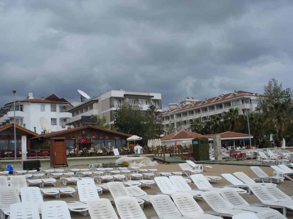 Blick vom Strand zum Hotel Trendy Side Beach Hotel - Adults only
