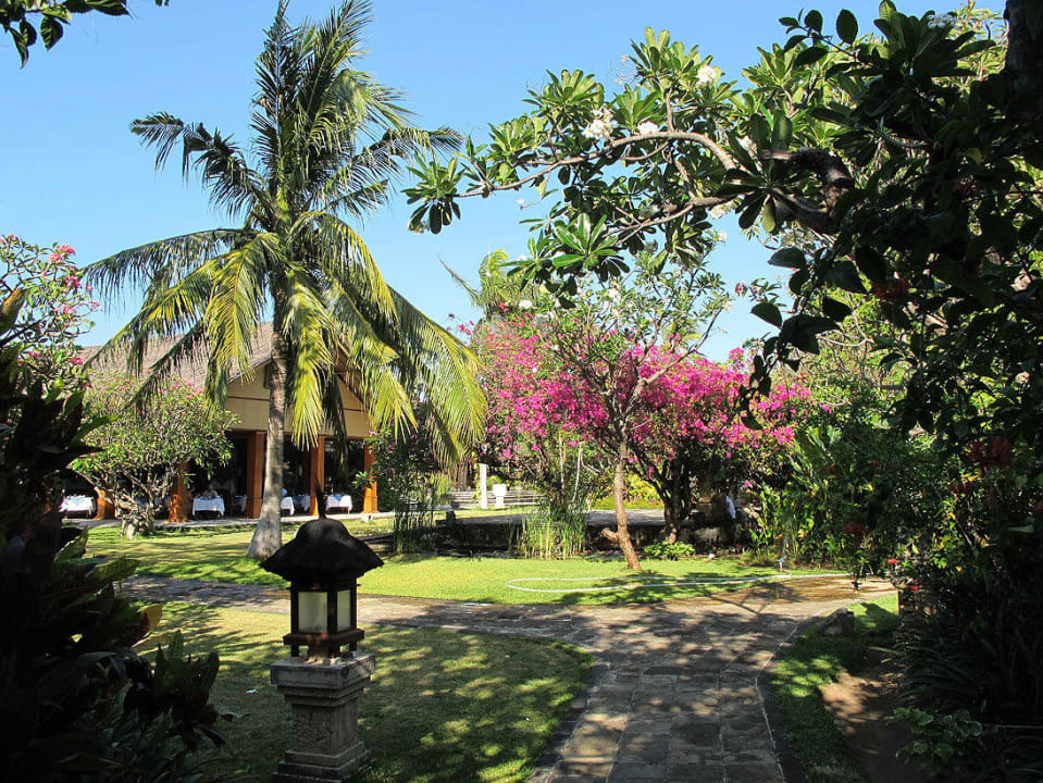 Hauptrestaurant zwischen Pflanzen Hotel Matahari Beach Resort & Spa