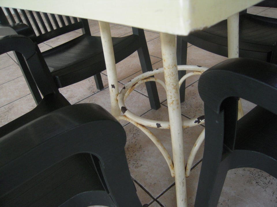 Alter Tisch. Club Hotel Pineta