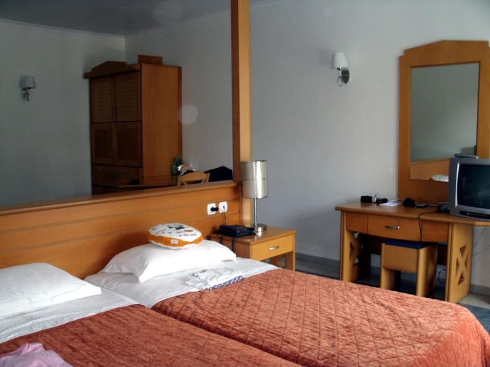 Im Hintergrund kl. Küche im Schrank  Ithea Suites Hotel