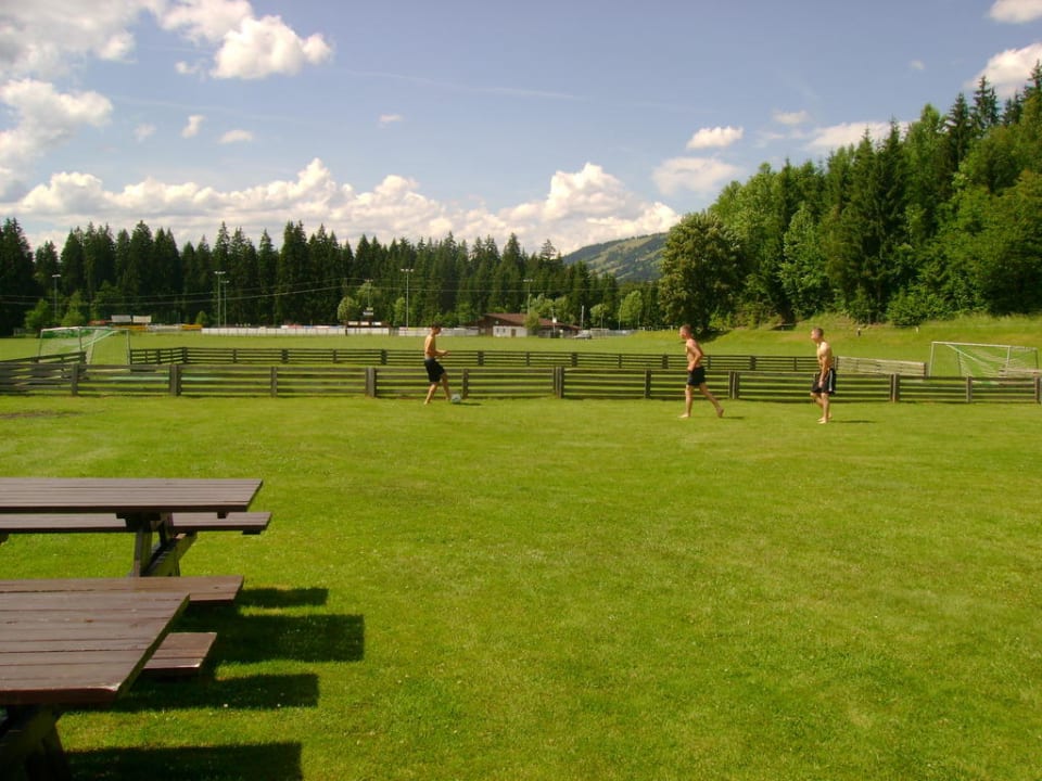 Blick auf Fussballfeld mit Bande Jugendherberge Tirol Funpark Westendorf