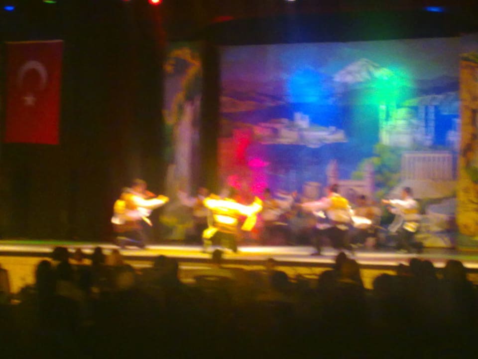Amphi Theater Show am Abend an der Poolbar Papillon Belvil