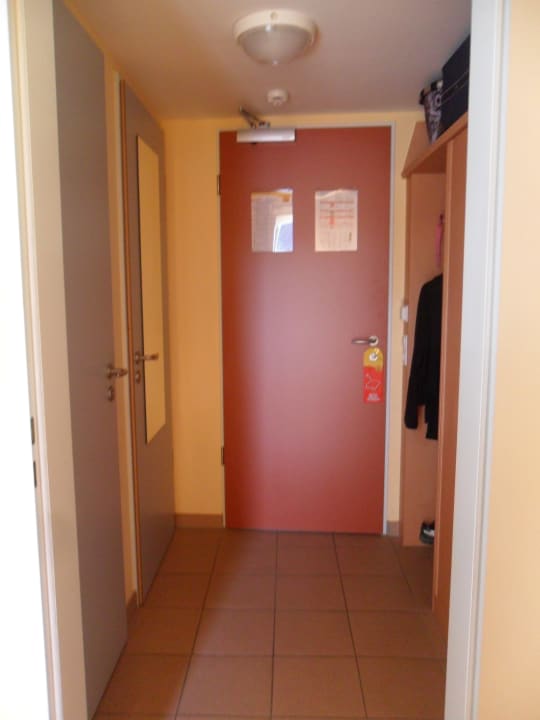 Flur(links Bad und WC) JUFA Familienresort Kempten