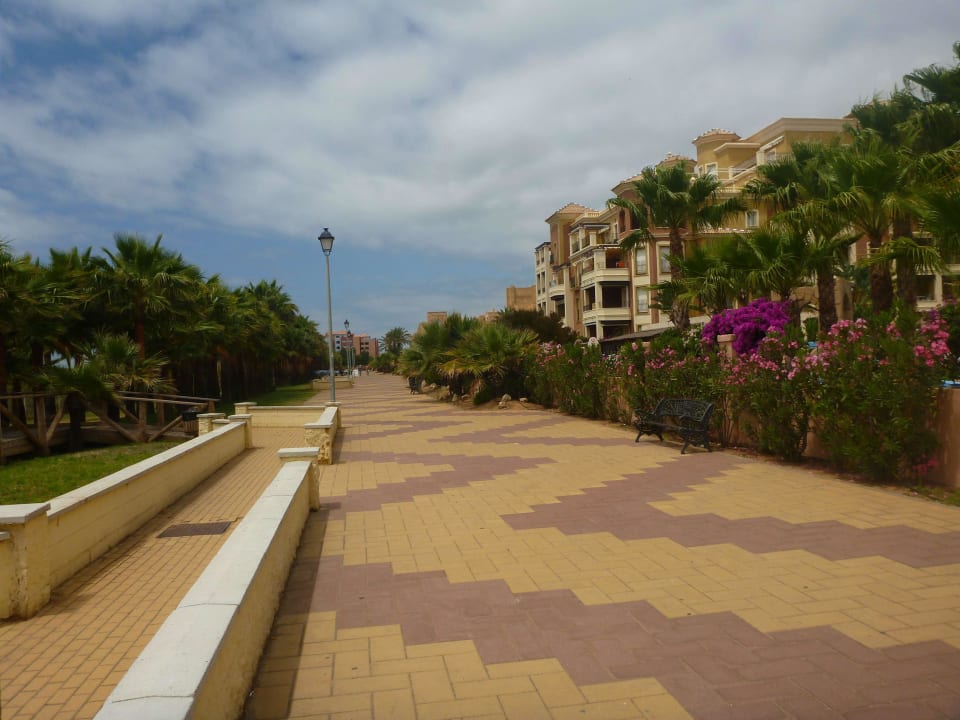 Dróżka przecinająca hotel i plażę Playacanela Hotel