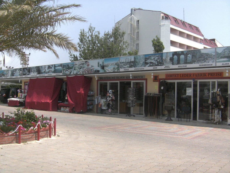 Kleiner Basaar vor dem Hotel Hotel Orfeus Park
