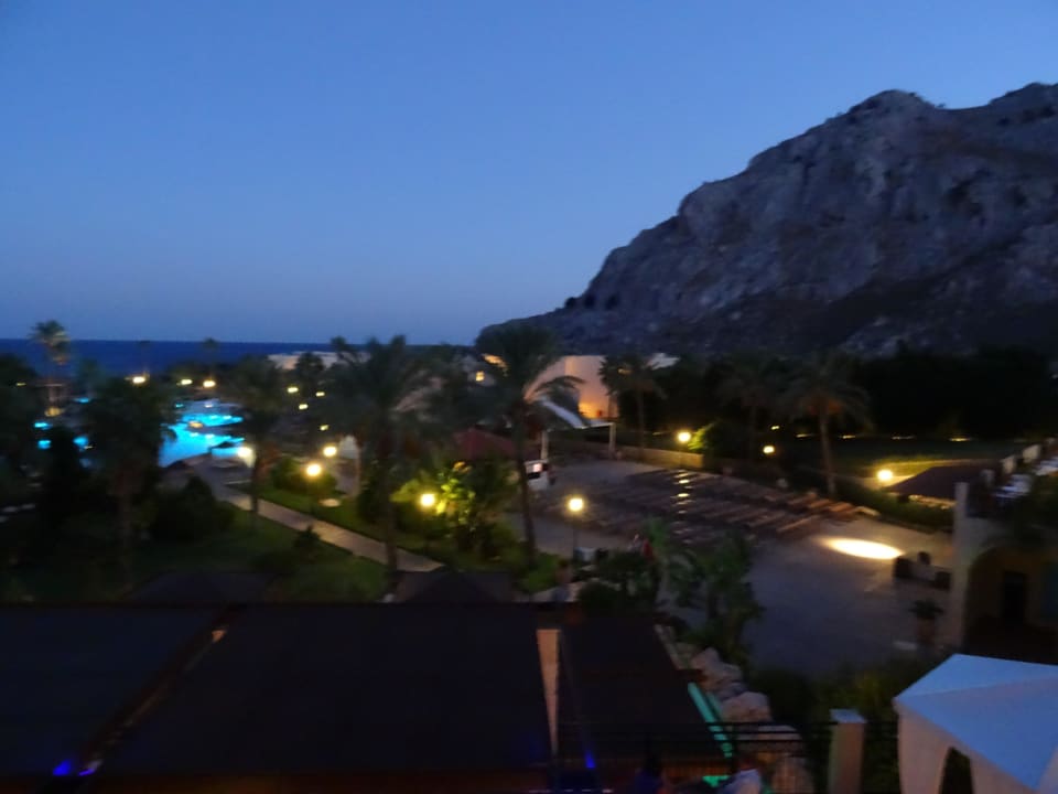 Blick vom Zimmerbalkon am Abend Atlantica Aegean Blue