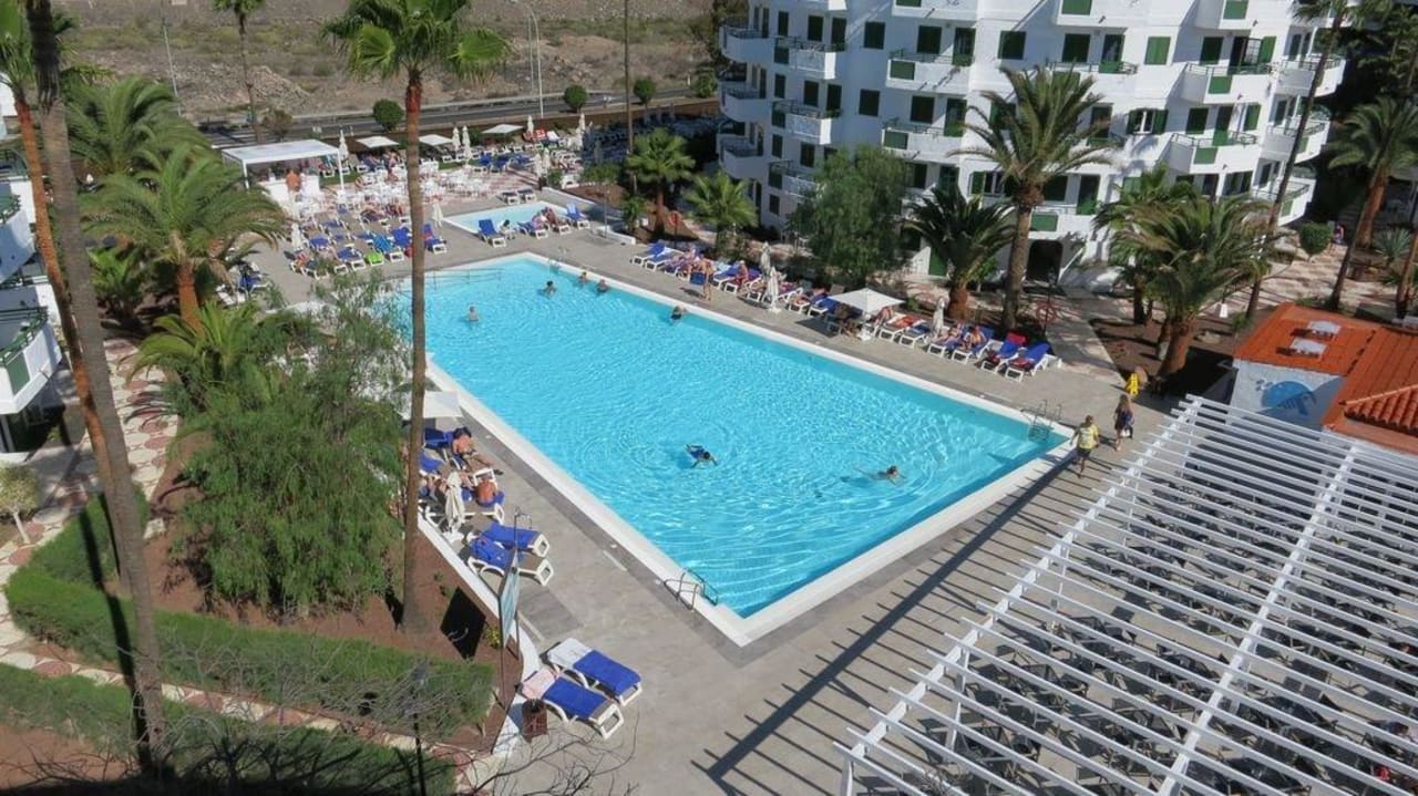 Poolansicht aus dem vierten Stock Servatur Playa Bonita