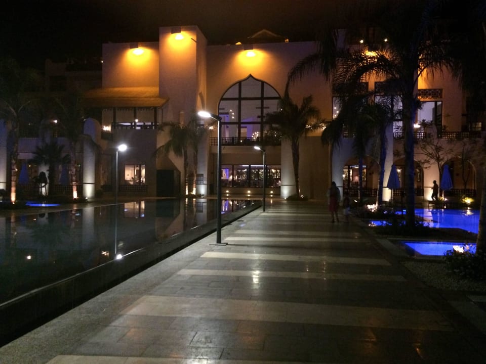 Aussenansicht bei Nacht Steigenberger Aqua Magic