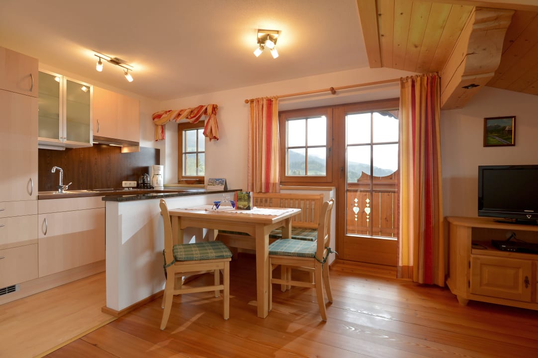 Wohnraum und Küche im Appartement Ferienwohnung Hirschbühel