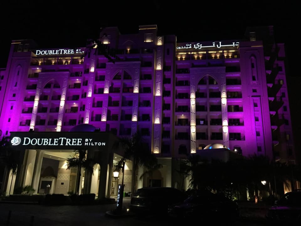 Ansicht bei Nacht DoubleTree by Hilton Resort & Spa Marjan Island