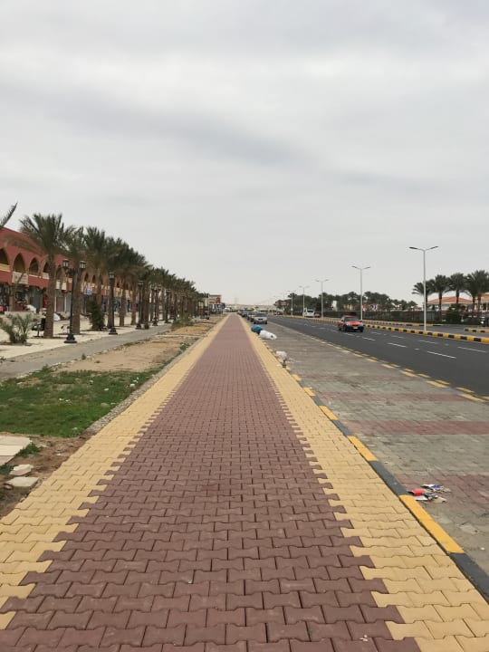 Straße vor dem Hotel Desert Rose