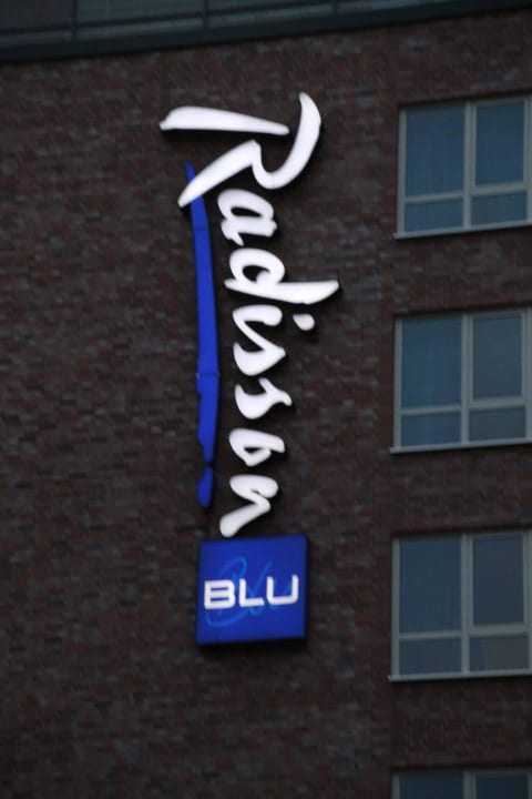 Schriftzug im Dunkeln ScanHotels City Rostock