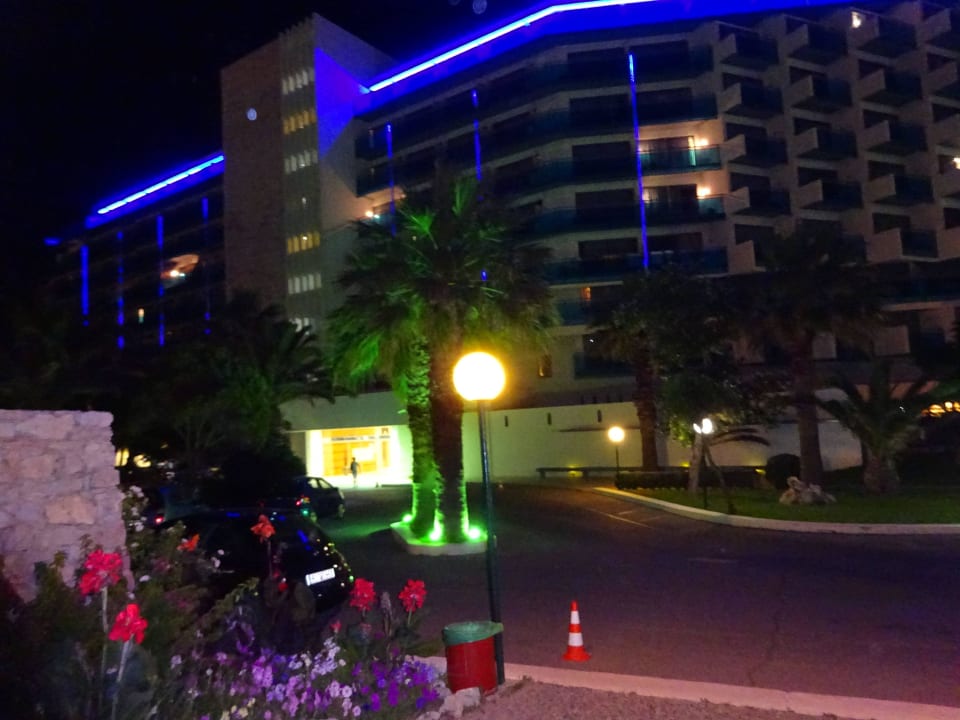 Hoteleingang bei Nacht Hotel Calypso Beach
