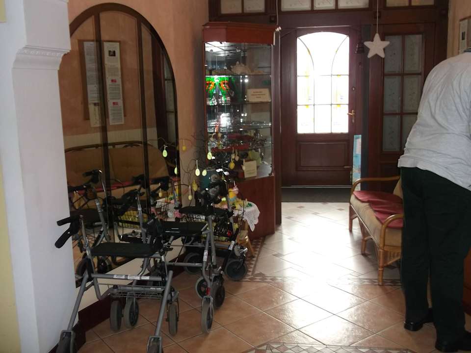 Kleine Lobby vollgestellt Pension Stachowiak Family