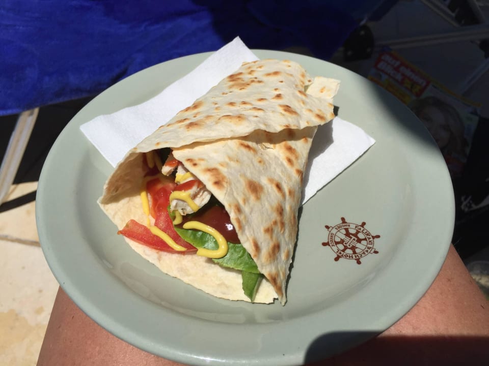 Leckere Snacks an der Poolbar Mitsis Faliraki