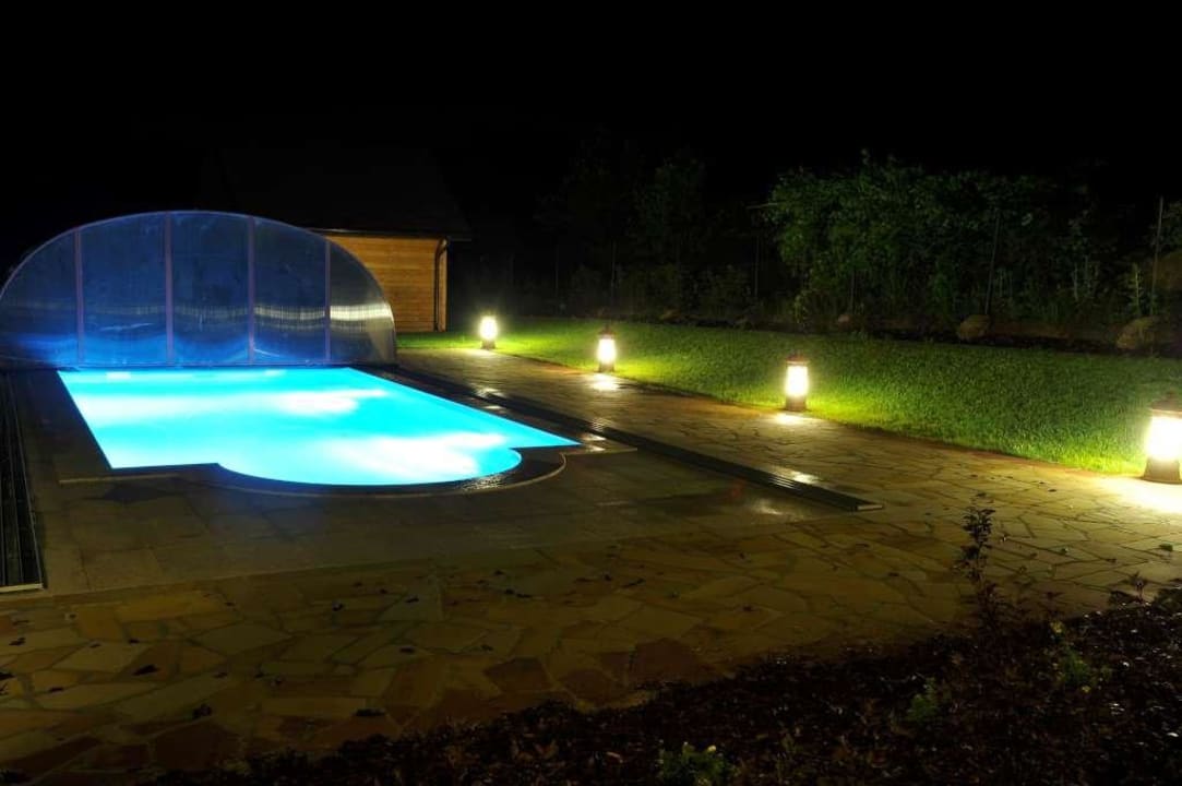 Basen nocą Quo Vadis Lounge Bed & Breakfast