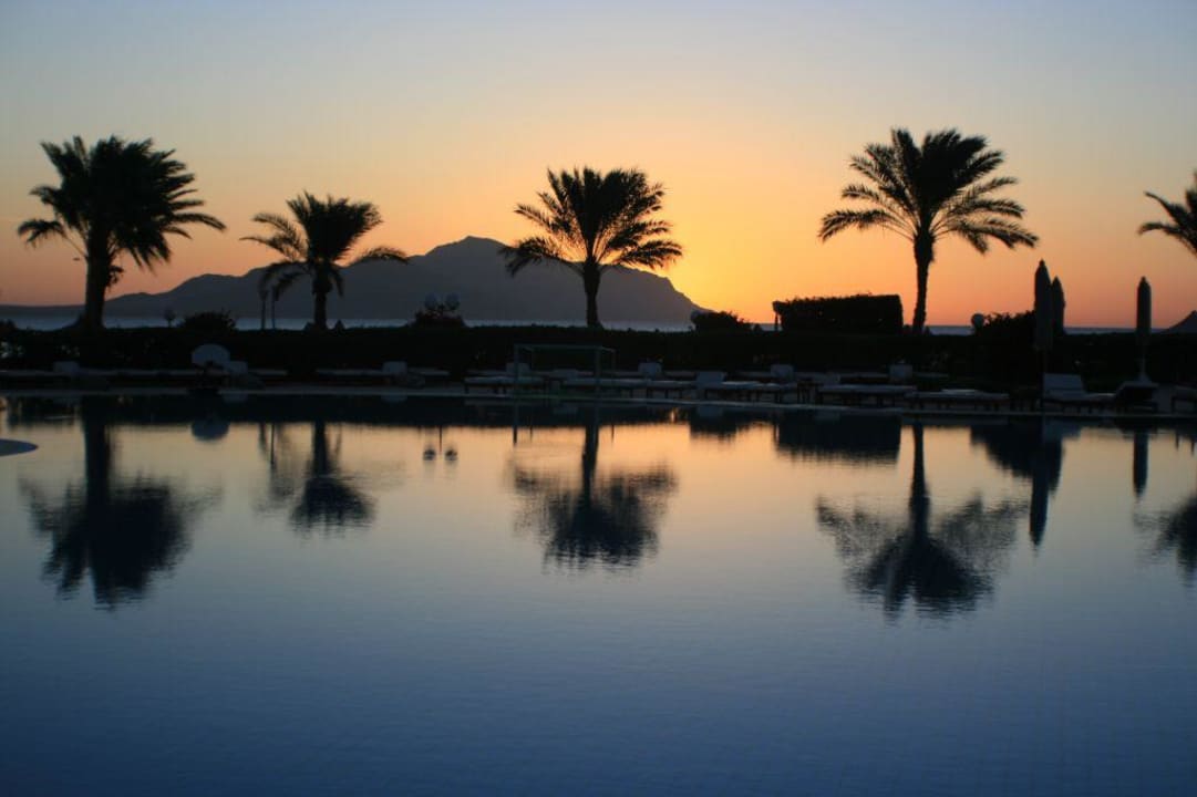 Sonnenaufgang hinter der Tiraninsel Baron Resort