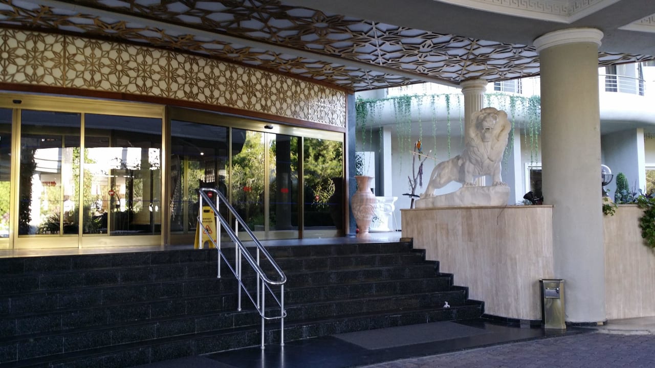 Hoteleingang Sunrise Queen Luxury Hotel