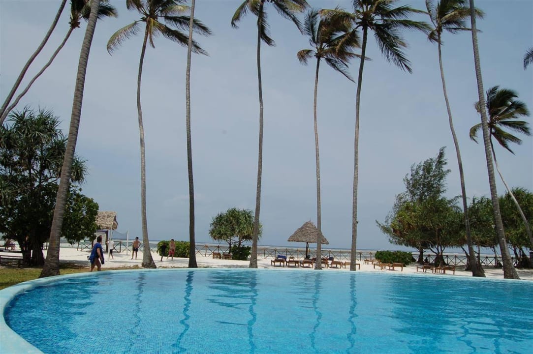 Blick über die Poolanlage zum Meer Ocean Paradise Resort & Spa