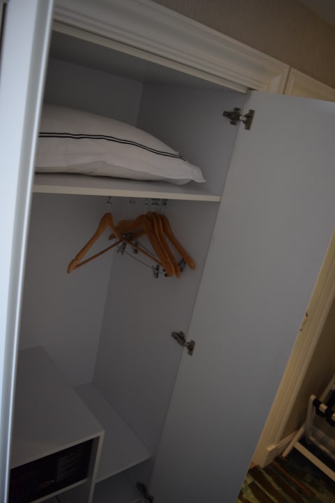 Geräumiger Wandschrank im Zimmer Berjer Boutique Hotel & Spa