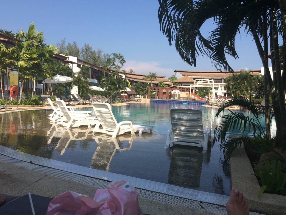 Der Pool beim Restaurant Arinara Bangtao Beach Resort