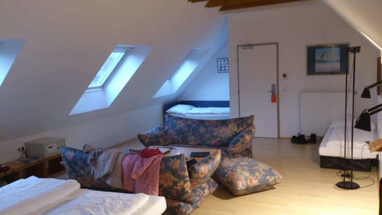 Und zwei Zusatzbetten sind auch da... Binders Budget City-Mountain Hotel