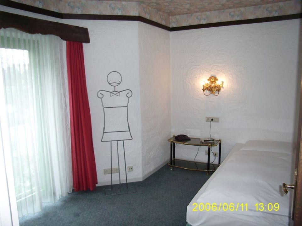 Schlafzimmer mit dem 2,20 x 1,00 m-Bett CONTEL Hotel Koblenz
