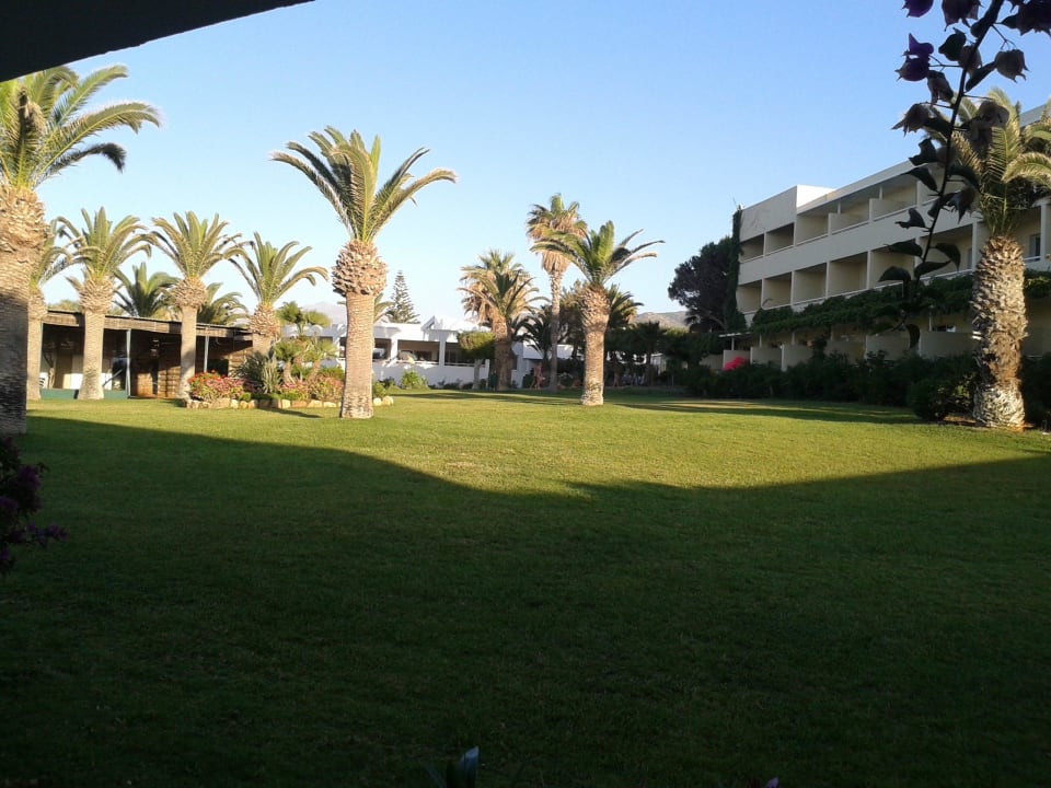 Blick von Bungalow zum Hotel Lyttos Beach Hotel