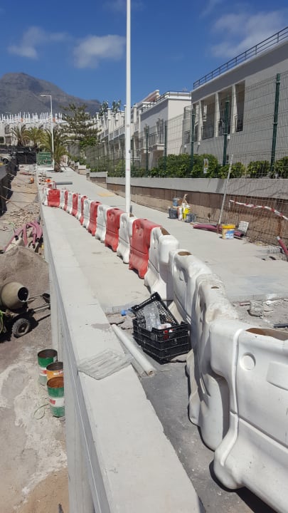 Baustelle  vor der Anlage  Los Olivos Beach Resort