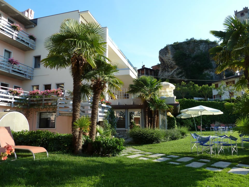Liegewiese und Hotel Hotel Castello Lake Front