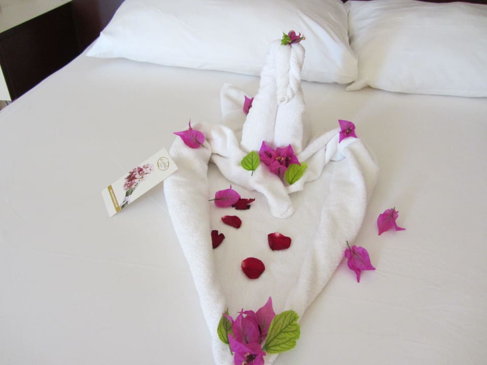 Hübsch geschmücktes Bett Alaiye Resort & Spa