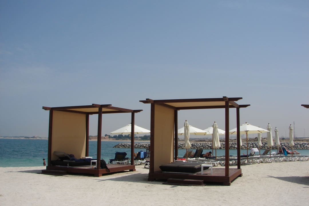 Am Strand auch balinesische Betten Rixos Bab Al Bahr
